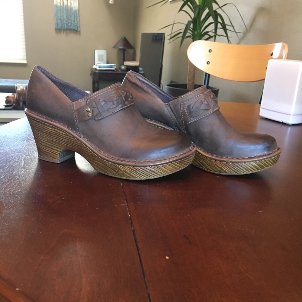 Leather clogs